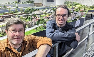 Seit 20 Jahren lassen Norbert Siekmann und Karl Fischer die Modellbundesbahn in Brakel wachsen. - Burkhard Battran