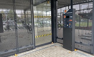 Beim Blick in das Fahrradparkhaus der Mobilstation Kirchlengern sind viele leere Stellplätze zu sehen. - Shannon-Lee Bendig