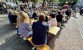 Mehr Biergarten-Garnituren wurden auf dem Klosterplatz aufgestellt. Die Meisten blieben aber stehen. - Peter Unger Mehr Biergarten-Garnituren wurden auf dem Klosterplatz aufgestellt. Die Meisten blieben aber stehen. - Peter Unger