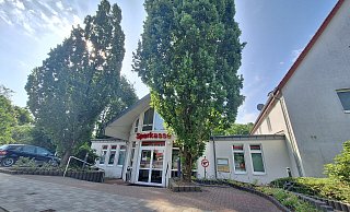 Die Sparkasse in Rödinghausen. Hier hob der Tatverdächtige Geld ab und traf anschließend auf den Geschädigten. - Peter Heidbrink