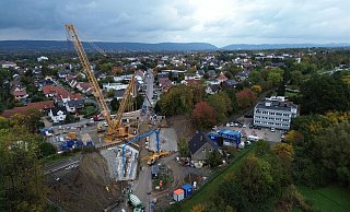 Aus der Luft ist das gesamte Ausmaß der Südbahnbrücken-Baustelle zu überblicken. - Wolfhard Jording