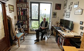 In seinem knapp 20 Quadratmeter großen Zimmer hat Klaus Marholdt nicht nur seinen Computer, sondern auch Möbel, Bilder und Bücher untergebracht. - Elke Niedringhaus-Haasper In seinem knapp 20 Quadratmeter großen Zimmer hat Klaus Marholdt nicht nur seinen Computer, sondern auch Möbel, Bilder und Bücher untergebracht. - Elke Niedringhaus-Haasper