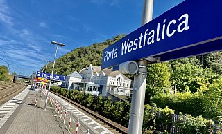 Drei Täter sollen ihr schwer verletztes Opfer am Portaner Bahnhof abgeladen haben. - mt