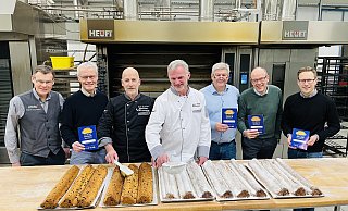Die Mitglieder des Rotary Clubs Gütersloh und die Bäckermeister freuen sich auf den längsten Stollen Westfalens: Reiner Schenke (v.l.), Präsident Thomas Knörle, die beiden Bäckermeister Martin Buchmann und Hubert Merten sowie Thomas Heye, Fritz Husemann und René Teismann. - Rotary Club Gütersloh