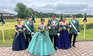 Sie zogen beim Festumzug in Holzhausen am Sonntag alle Blicke auf sich: Petra und Jürgen Krawinkel (v. l.), Königspaar Olga und Josef Vogedes sowie Lucia und Georg Ising. - Lennart Schlütz