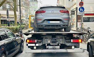Diesen Mercedes GLC AMG hat die Polizei vom Einsatzort in der Bielefelder Innenstadt abgeschleppt. - Stefan Becker