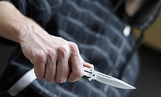Einer der beiden jungen Männer zückte ein Messer und setzte es auch mehrfach ein. - Symbolfoto: Simon Belcher