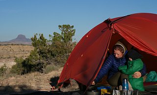 Camping in der Wüste New Mexikos: Maren Pries und der kleine Tomte im Zelt. - Fivebags.de