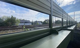 Durch die Scheiben ist der ungeschützte Bereich auf der Südseite der Bahnstrecke an der Herforder Straße zu sehen. - Dirk Windmöller Durch die Scheiben ist der ungeschützte Bereich auf der Südseite der Bahnstrecke an der Herforder Straße zu sehen. - Dirk Windmöller