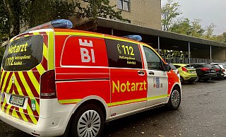 Nach einem misslungen Chemieexperiment im Unterricht eilen Rettungsdienst, Feuerwehr und Polizei zum Cecliengymnasium. - Jens Reichenbach