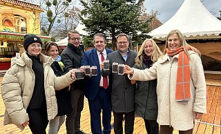 Anstoßen auf den Weihnachtsmarkt: Lisa, Ute und Daniel Lemoine (v. l.) freuen sich mit Marian Zachow, Lars Bökenkröger, Kristina Quest und Beate Krämer auf Bad Oeynhausen im Lichterglanz. - Nicole Sielermann