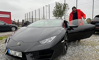 Trainer Ümit Ciflik parkt seinen Lambo vor dem Hörster Vereinsheim. Der Wagen ist ein Kindheitstraum von mir, sagt er. - Christian Helmig Trainer Ümit Ciflik parkt seinen Lambo vor dem Hörster Vereinsheim. Der Wagen ist ein Kindheitstraum von mir, sagt er. - Christian Helmig