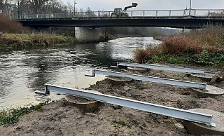 Fundamente und Metallstreben: An der Altstadtbrücke entsteht an der Diemel ein Sitzsteg. - Dieter Scholz