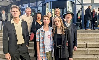 Filmemacher Eric Maier-Rehm, Regisseur Stefan Rumphorst mit den Hauptdarstellern Radomyr Klymov und Emily Jochheim weiteren Darstellern und den Cineplex-Betreiberinnen am Tag der Premiere. - Burkhard Battran