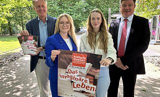 Michael Scholz von der Aqua Magica GmbH freut sich, dass die Sponsoren - hier Tara-Luise Winkelmann (2. v. l.) und Lena Hartlieb von der Firma Harting sowie Sascha Liß von der Stiftung der Sparkasse Herford - das Literaturfest unterstützen. - Nicole Sielermann