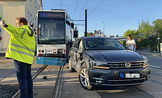 Der Pkw hat bei dem Unfall deutliche Schäden an der Beifahrerseite abbekommen. - Paul Brinkmann
