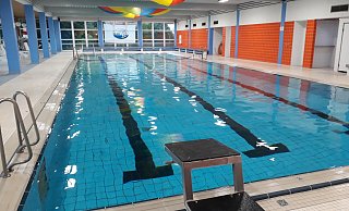 Ein Blick ins Hallenbad in Peckelsheim. Während der Sanierung der Sporthalle bleibt es geöffnet. - DLRG