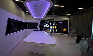Sieht aus wie eine Küche im Raumschiff Enterprise, ist aber die Miele-Hightech-Küche im Gebäude „Living Tomorrow“ in Belgien. Hier wird geforscht mit digitaler Technik. KI-Assistenzsysteme helfen bei Speiseplänen und der Zubereitung. Die entwickelten Prototypen werden über die Miele Cloud gesteuert. - Jeanette Salzmann