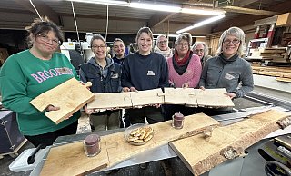 Meisterlich haben die Teilnehmerinnen des Workshops die Aufgabe absolviert. Aus einer Birkenbohle haben sie in Handarbeit ein meterlanges Servierbrett gezaubert. - Nicole Sielermann