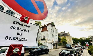 Ein Relikt des Anstoßes steht noch an Ort und Stelle, allerdings außer Dienst gestellt, demonstrativ mit dem Rücken zum ruhenden Verkehr. - Stefan Becker Ein Relikt des Anstoßes steht noch an Ort und Stelle, allerdings außer Dienst gestellt, demonstrativ mit dem Rücken zum ruhenden Verkehr. - Stefan Becker