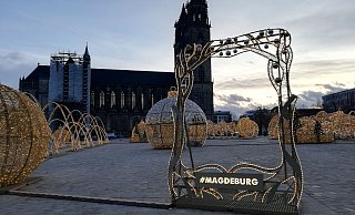 Die Lichterwelt auf dem Domplatz in Magdeburg, hier eine Aufnahme vom 30. Dezember 2023, ist eine Attraktion. Nach dem furchtbaren Anschlag auf den nahegelegenen Weihnachtsmarkt blieb die Lichterwelt zunächst dunkel. - Joern Spreen-Ledebur