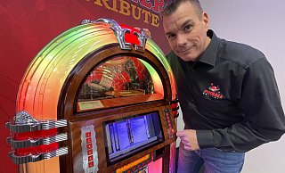 Daniel Schwarz vom Bünder Unternehmen "Pinball Universe" mit einer Jukebox, die die Augen von Liebhabern zum Strahlen bringt: Die "Wurlitzer 1015 Tribute" ist eine Neuauflage des Klassikers unter den Musikboxen und feierte jetzt in Bünde Deutschlandpremiere. - Natalie Gottwald