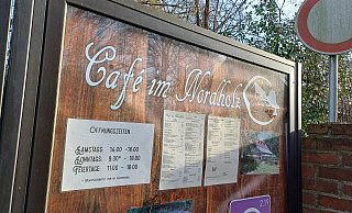 Das Café im Nordholz bleibt ab Sonntag für die nächsten Wochen vorerst geschlossen - im Schaukasten war davon am Freitagnachmittag allerdings noch nichts zu lesen. MT-Foto: Doris Christoph - Doris Christoph