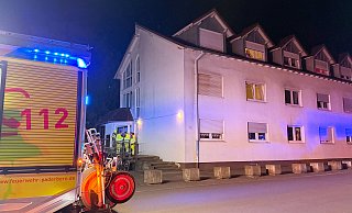 Eine überhitzte Pfanne in einer Erdgeschosswohnung eines Mehrparteienhauses an der Fürstenallee löste in der Nacht zu Freitag einen Fettbrand aus. Bei Löscharbeiten wurde der Bewohner verletzt. - Ralph Meyer