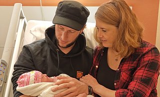 Frischgebackenes Familienglück: Mama Lydia Funk und Papa Peter Kamischke-Funk halten ihre Tochter Marieke in den Armen. - Svenja Ludwig