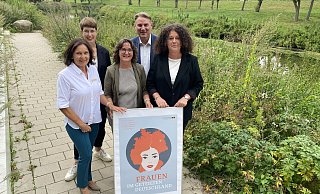 Roswitha Heitkamp-Kozman, Stefanie Möller (Soroptimists), Stefanie Voß (VHS), Marco Kollmeier und Anja Flömer von der Volksbank. - Dirk Windmöller