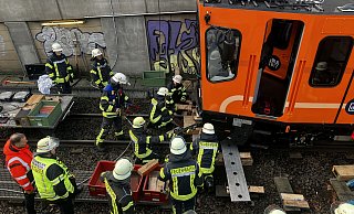 Gegen 14 Uhr ist es geschafft: Feuerwehr und Techniker von Mobiel haben den Schienenschleifwagen wieder ins Gleis gehoben. - Jens Reichenbach