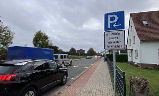 An der Hermann-Löns-Straße darf beidseits geparkt werden. Dafür wurden neue Markierungen aufgemalt. - Nicole Sielermann