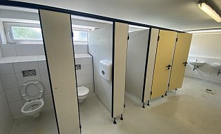 Das Schüler-WC der Gesamtschule.Dort fehlen unter anderem drei von fünf Türen. - Dirk Windmöller