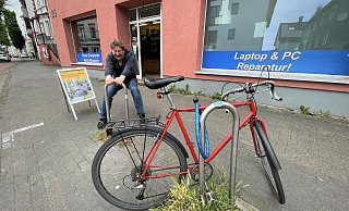 Kai Dustmann würde die Fahrradbügel vor seinem Computer-Shop eigenhändig rausreißen, wenn er dürfte. Auf dem Pflaster ist noch die Markierung des Parkplatzes zu sehen. - Susanne Lahr Kai Dustmann würde die Fahrradbügel vor seinem Computer-Shop eigenhändig rausreißen, wenn er dürfte. Auf dem Pflaster ist noch die Markierung des Parkplatzes zu sehen. - Susanne Lahr