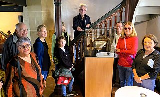 Einen „Sensationsfund“ stellte Pfarrer Uwe Sundermann den Besuchern beim Tag des offenen Denkmals in einer Vitrine in der Alexanderkirche vor - ein steinernes Kapitell, das über 1.000 Jahre alt ist und das die Geschichte der Kirche in neuem Licht erscheinen lässt. - Horst Biere