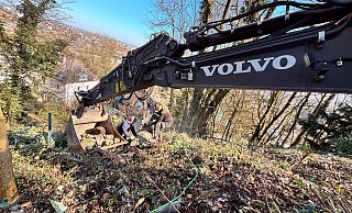 Mitarbeiter von Gartenbau Wächter pickeln vorsichtig die losen Steine der Berglust ab. - Eike J. Horstmann Mitarbeiter von Gartenbau Wächter pickeln vorsichtig die losen Steine der Berglust ab. - Eike J. Horstmann