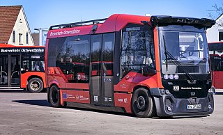 Dieser elektrisch betriebene, autonom fahrende Kleinbus des Herstellers ZF Friedrichshafen ist ab kommender Woche auf den Straßen in Herford im Testbetrieb unterwegs. - Deutsche Bahn AG