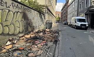Der Bürgersteig an der Güsenstraße zeigt noch deutliche Spuren des Feuers. - Paul Brinkmann
