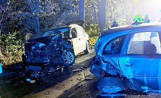 Beiim Zusammenstoß von zwei Personenwagen auf der Hövelrieger Straße (K46) in der Nähe des Ramselhofs wurden alle fünf Insassen verletzt, zwei von ihnen schwer. - Ralph Meyer