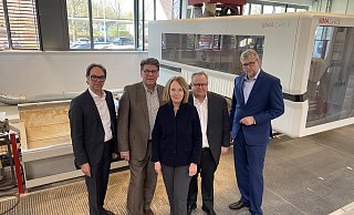Marco Rieso (v.l. Leiter des Referats Handel und Dienstleistung bei der IHK), Rainer Döring (Vorsitzender des IHK-Handelsausschusses), Stella Ahlers und Peter Becker (IHK-Vollversammlung) sowie IHK-Geschäftsführer Götz Dörmann. - Dirk Windmöller