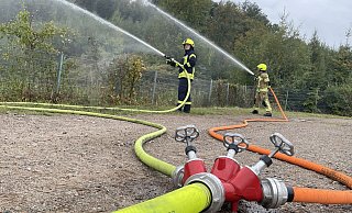 Die Wasserversorgung ist ein Kernthema bei der Großübung in Kirchlengern. Die Fragen: Woher bekommen die Einsatzkräfte das benötigte Löschwasser und wie wird es über Kilometer an die Einsatzstellen - hier auf den Reesberg - transportiert? - Natalie Gottwald