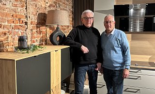 Max Bartels (l.) und Uwe Bartels haben sich schweren Herzens entschieden, ihr Möbel- und Einrichtungshaus in Versmold zu schließen. - Tasja Klusmeyer