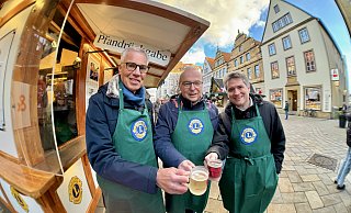 Klaus Danwerth (v. l.), Armin Golzhäuser und Marc Humbert freuen sich mit neuem Glühwein auf ihre Gäste am Alten Markt. - Peter Unger