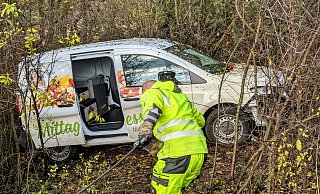 Etwa sieben Meter tief war das Unfallfahrzeug in die Böschung gerutscht, bevor es zum Stehen kam. - Burkhard Battran