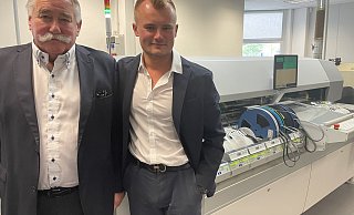 Vater Klaus und Sohn Marc Stührenberg vor einer Produktionsmaschine. Für ihre gelungene Firmenübergabe haben sie nun einen Preis bekommen. - Carsten Heil