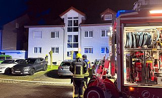 In diesem Mehrfamilienhaus an der Hövelhofer Leuschnerstraße brannte am Montagabend Mobiliar auf einem Balkon im Hochparterre. - Ralph Meyer