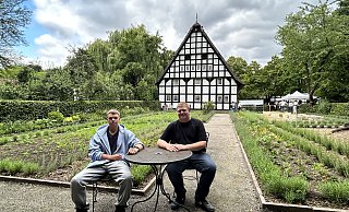 Leon Strathmeyer (l.) und Bennet Abele haben wochenlang im Museumsgarten geschuftet und geschwitzt. Am Tag der Einweihung genießen sie den neugestalteten Bauerngarten in der kleinen Sitzecke. - Nicole Sielermann
