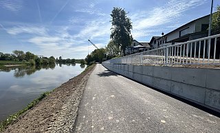 In Höhe des Alten Fährhauses ist die Engstelle verschwunden und der Weserradweg wunderbar breit geworden. Somit ist Platz für Radfahrer und Fußgänger. - Nicole Sielermann