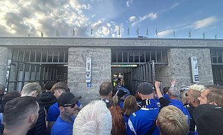 An den engen Durchlässen ins Stadion staute sich die Masse, unter anderem, weil die Ticket-Scanner sich nur schleppend bedienen ließen. - Julius Uekmann