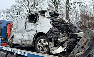 Schwere Verletzungen erlitt der Fahrer dieses Transporters, der auf der A44 von der Fahrbahn abkam. - Ralph Meyer